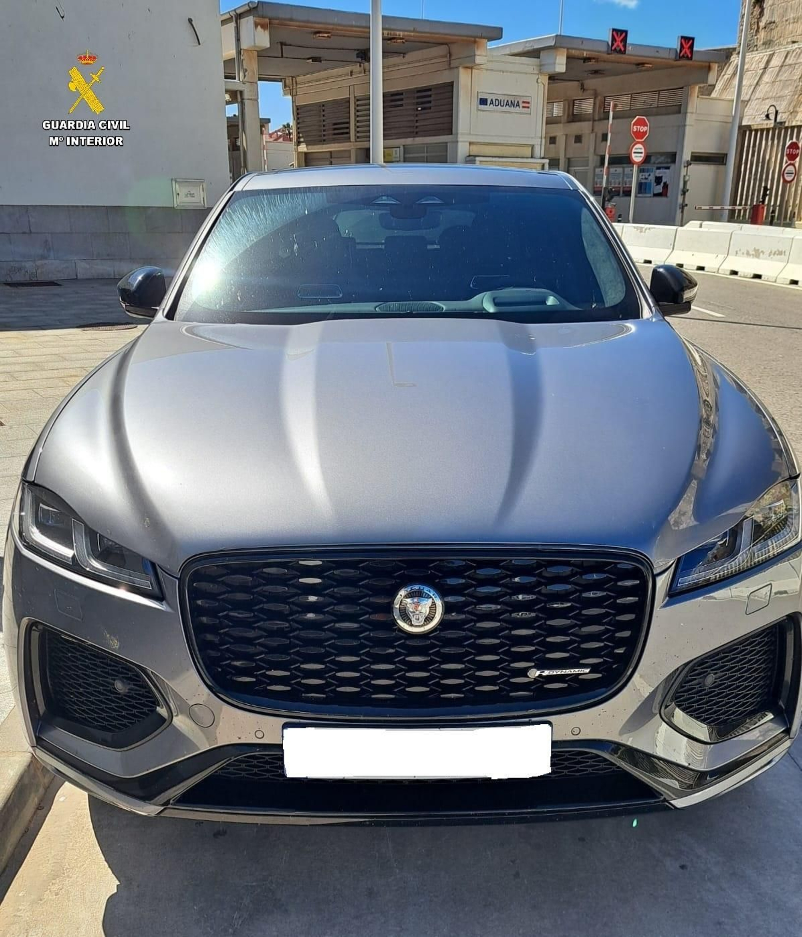El 'Jaguar F Pace' recuperado en el Puerto de Tarifa. El 'Jaguar F Pace' recuperado en el Puerto de Tarifa.