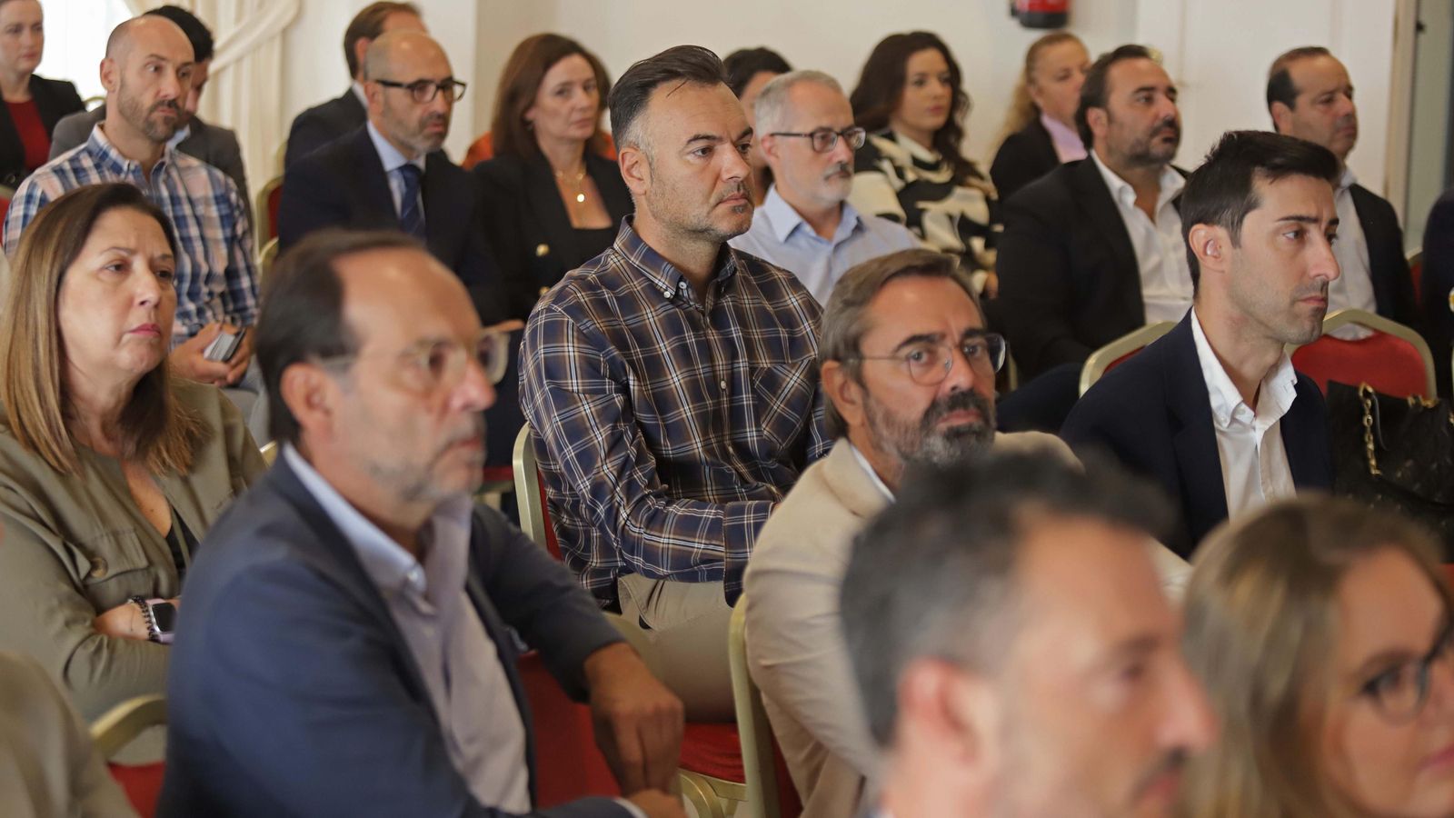 Asistentes al Foro de Empresas siguen las intervenciones.