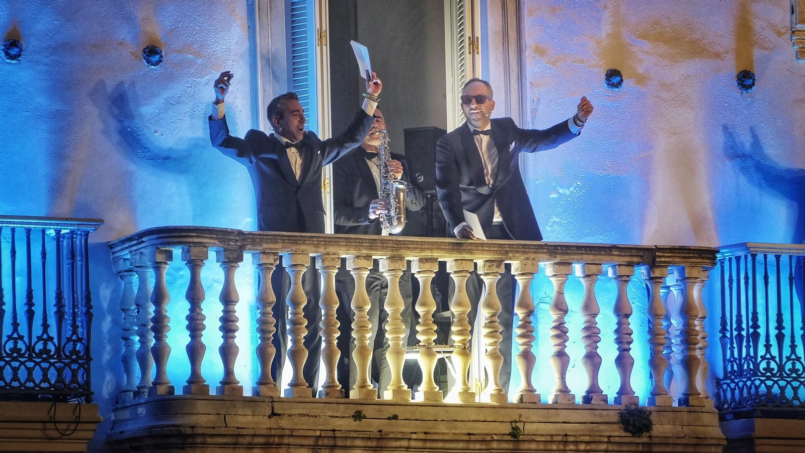 Manuel Morera y Carlos Mení saludan al multitudinario público que se ha congregado esta noche en las Preuvas de San Agustín.