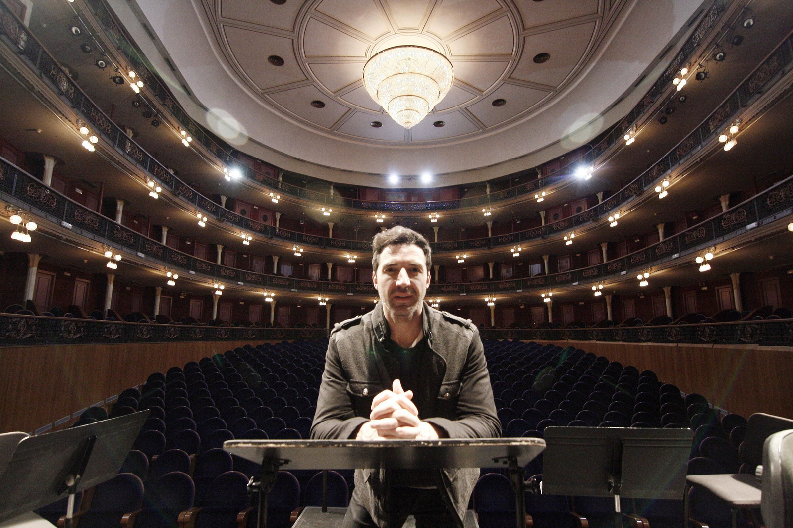 Carlos J. Benito, ayer, en el escenario del Gran Teatro.