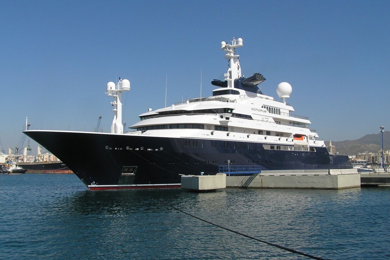 El barco 'Octopus' atracado este miércoles