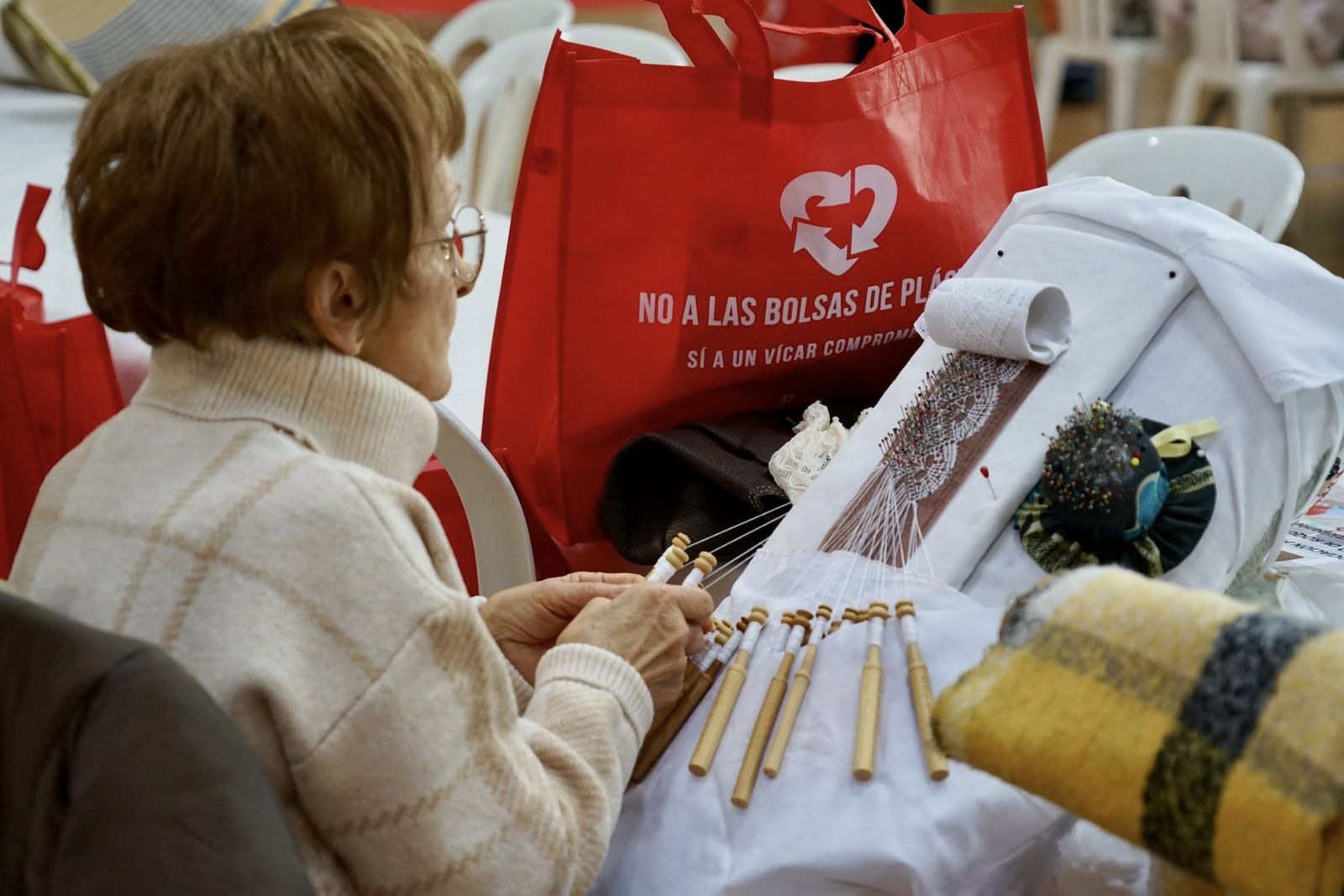 Encajeras de toda la provincia vuelven a convertir a Vícar en la capital de la artesanía y la tradición