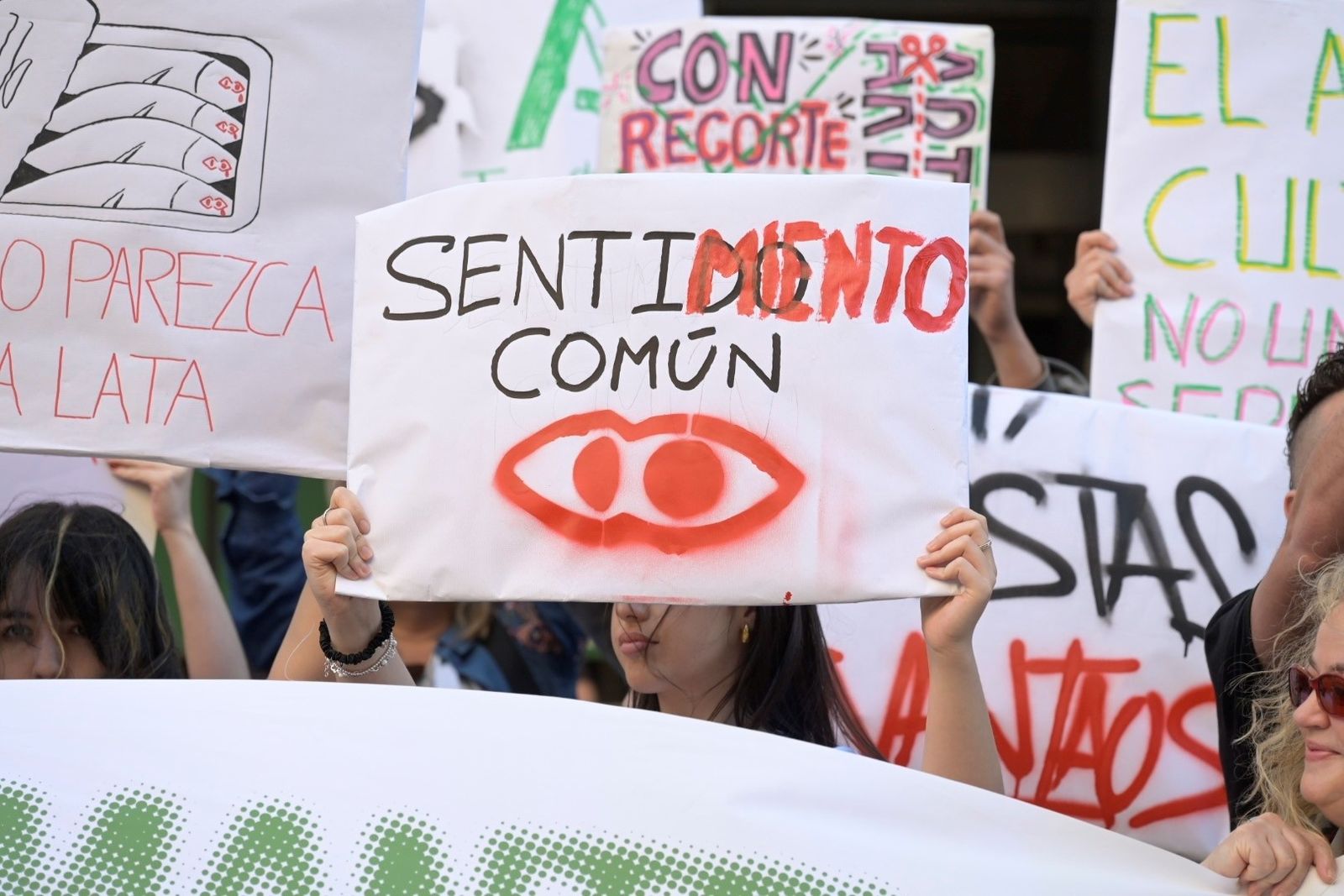 La protesta de la comunidad educativa de la Escuela de Arte y Superior ...