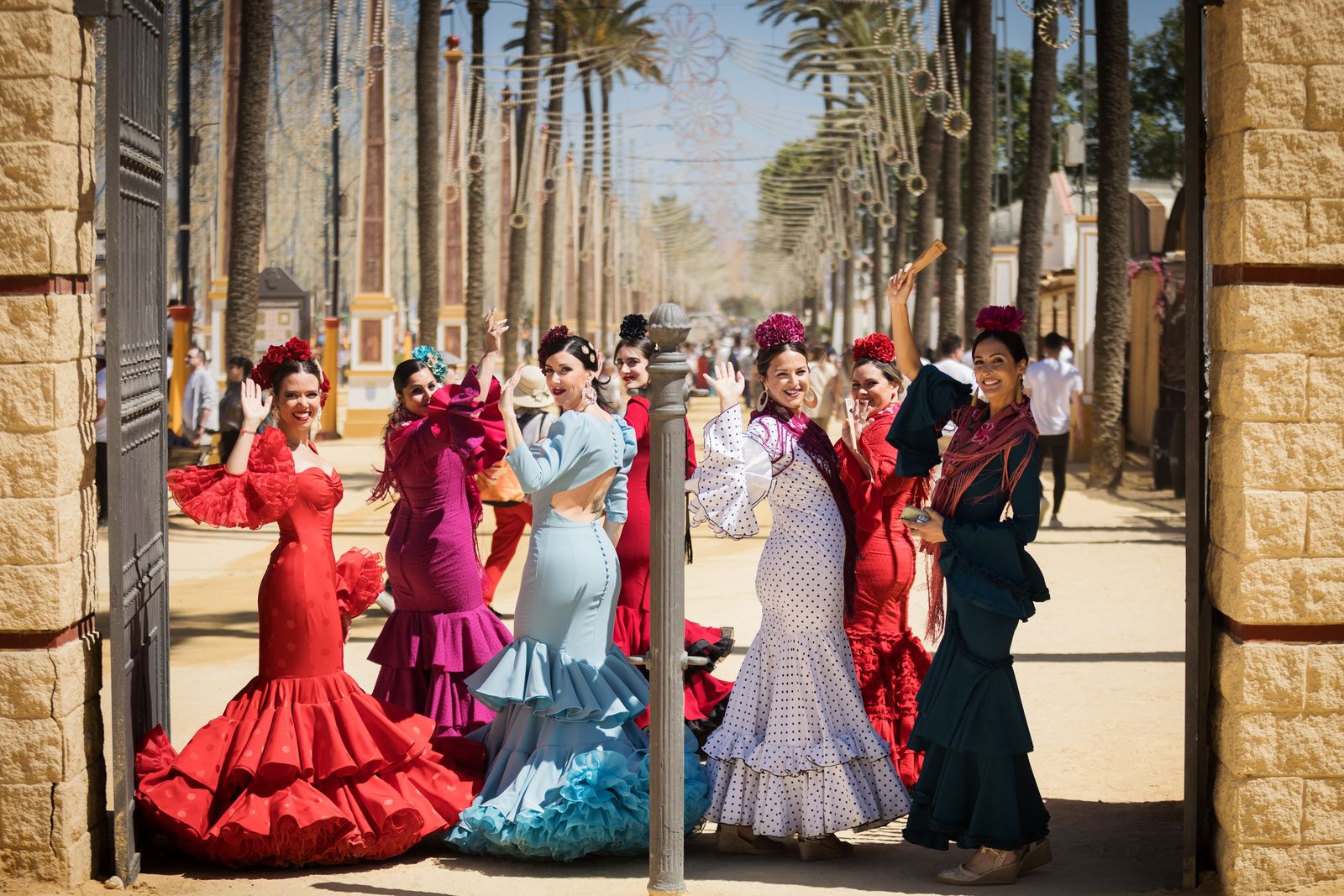 Un grupo de jóvenes vestidas de flamenca, entrando en la Feria.