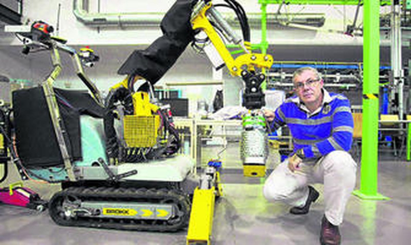 El catedrático Alfonso García con la última versión del robot de rescate Alacrane. Su equipo hace más de una década que trabaja en este campo.