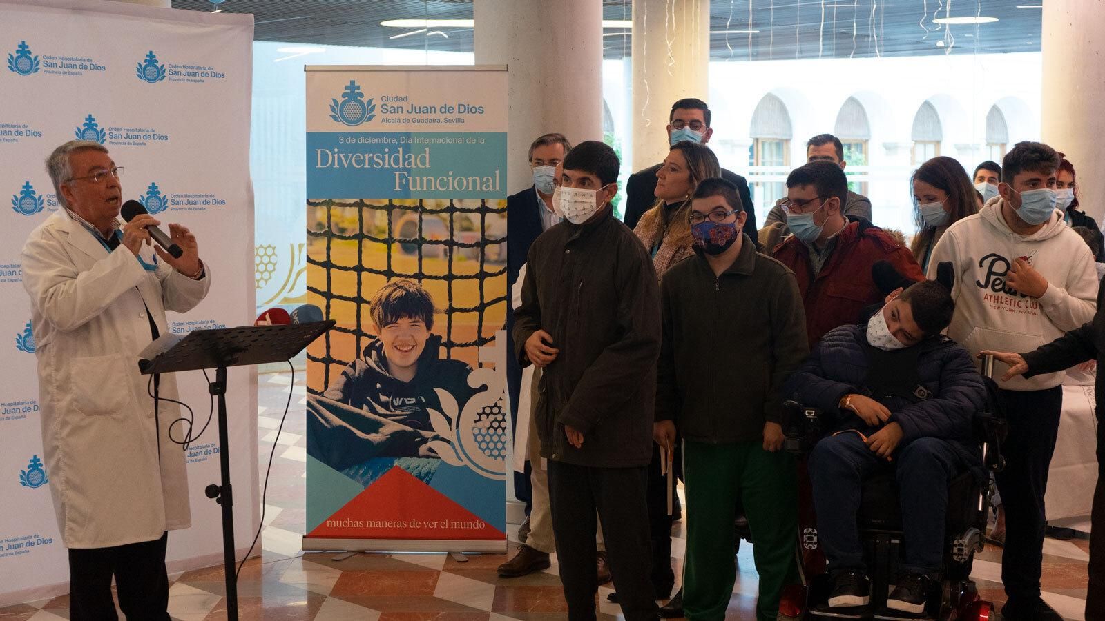 El Hermano Superior ha comenzado la lectura del Manifiesto en el Hospital San Juan de Dios de Sevilla, en Nervión.