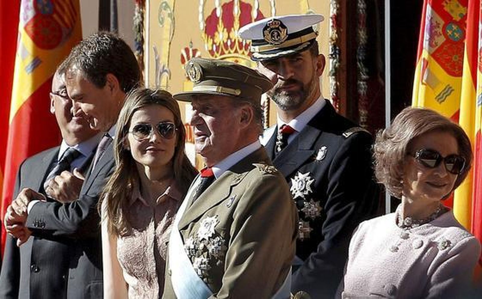 Zapatero, los Príncipes y los Reyes presiden el desfile por la Fiesta Nacional. / EFE