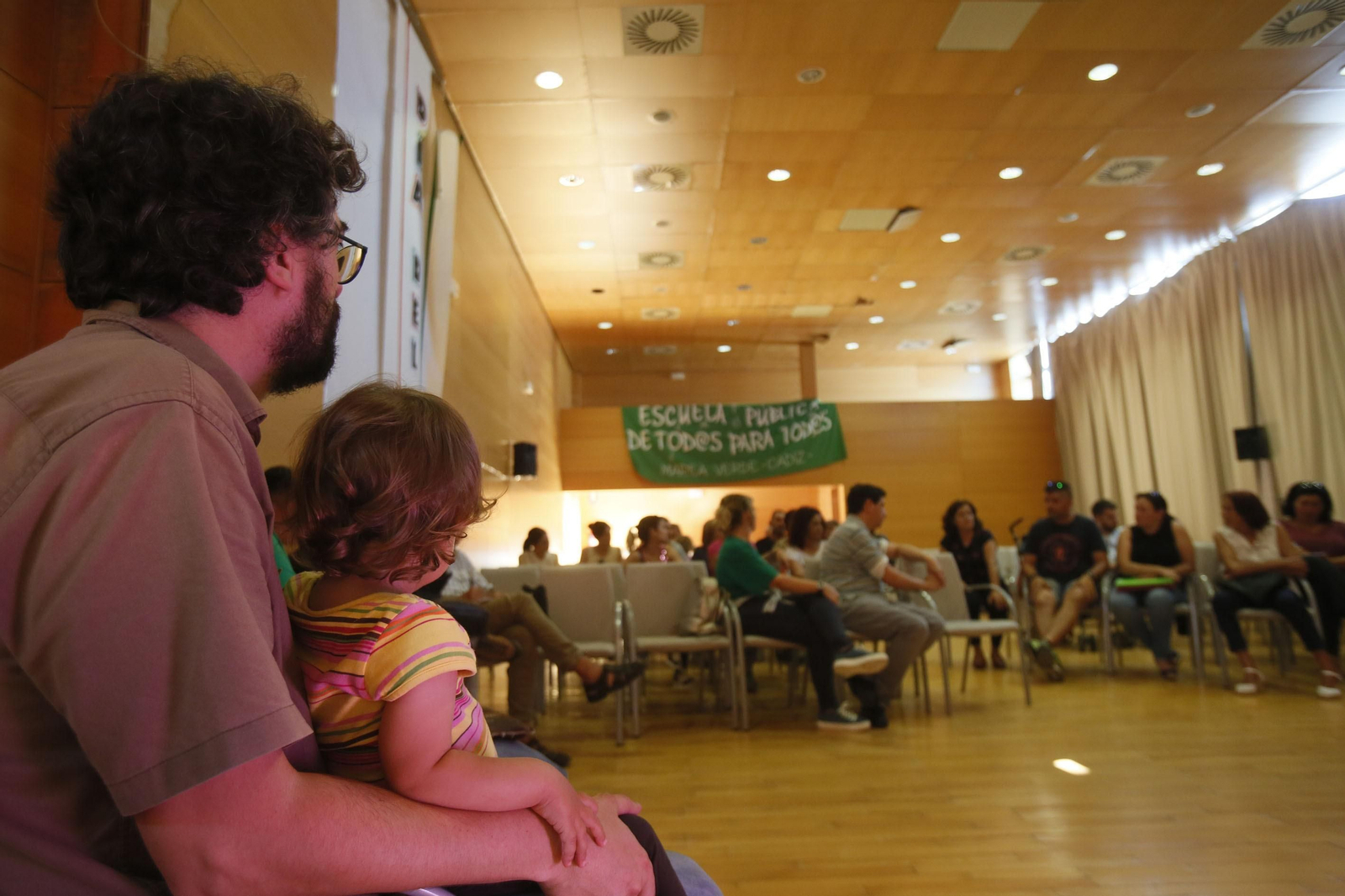 Padres y madres de alumnos, durante una reunión en la Institución Provincial Gaditana.