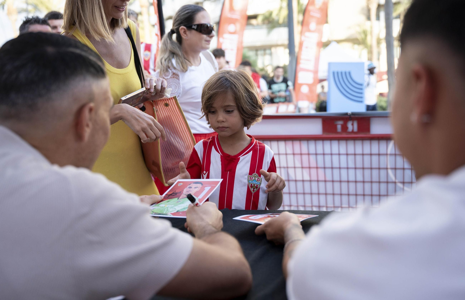 Los jugadores de la UDA Thalys y Andrés firman autógrafos