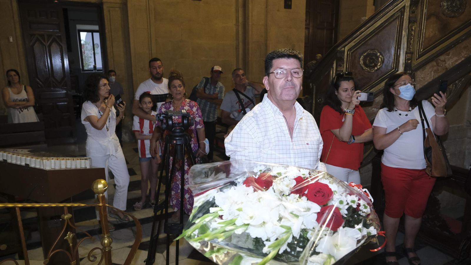 Ofrenda de la U.D. Almería a la Virgen del Mar, por el ascenso a la Liga Santander de Fútbol