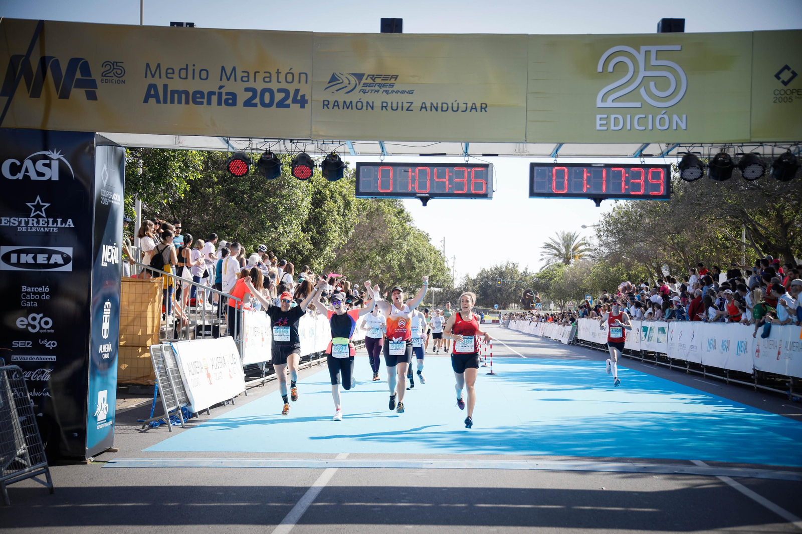 Imágenes de la llegada de la Media maratón Ciudad de Almería