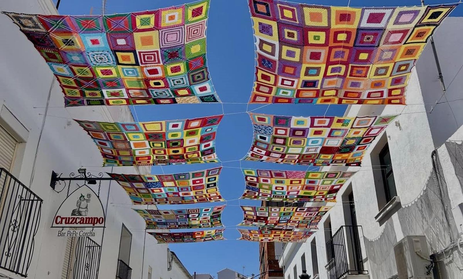 Toldo colocado en una de las calles de Algar
