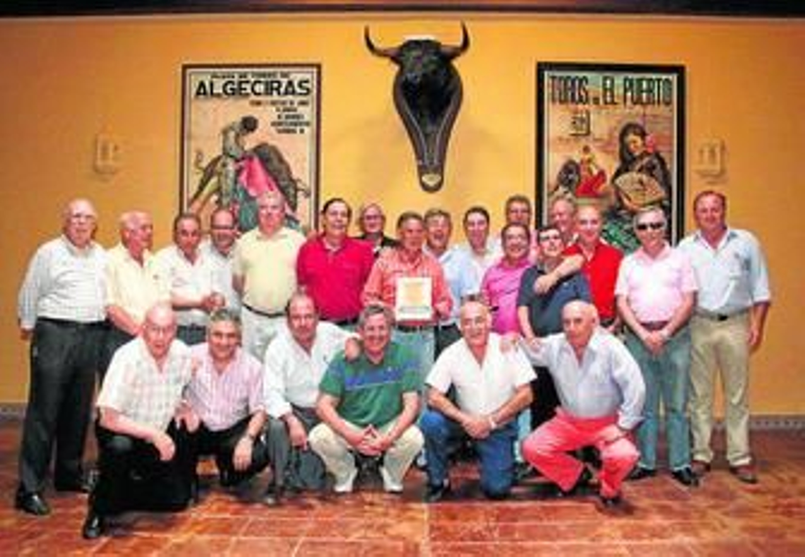 Los componentes de la peña Los amigos del Chic, durante el acto de presentación del trofeo.
