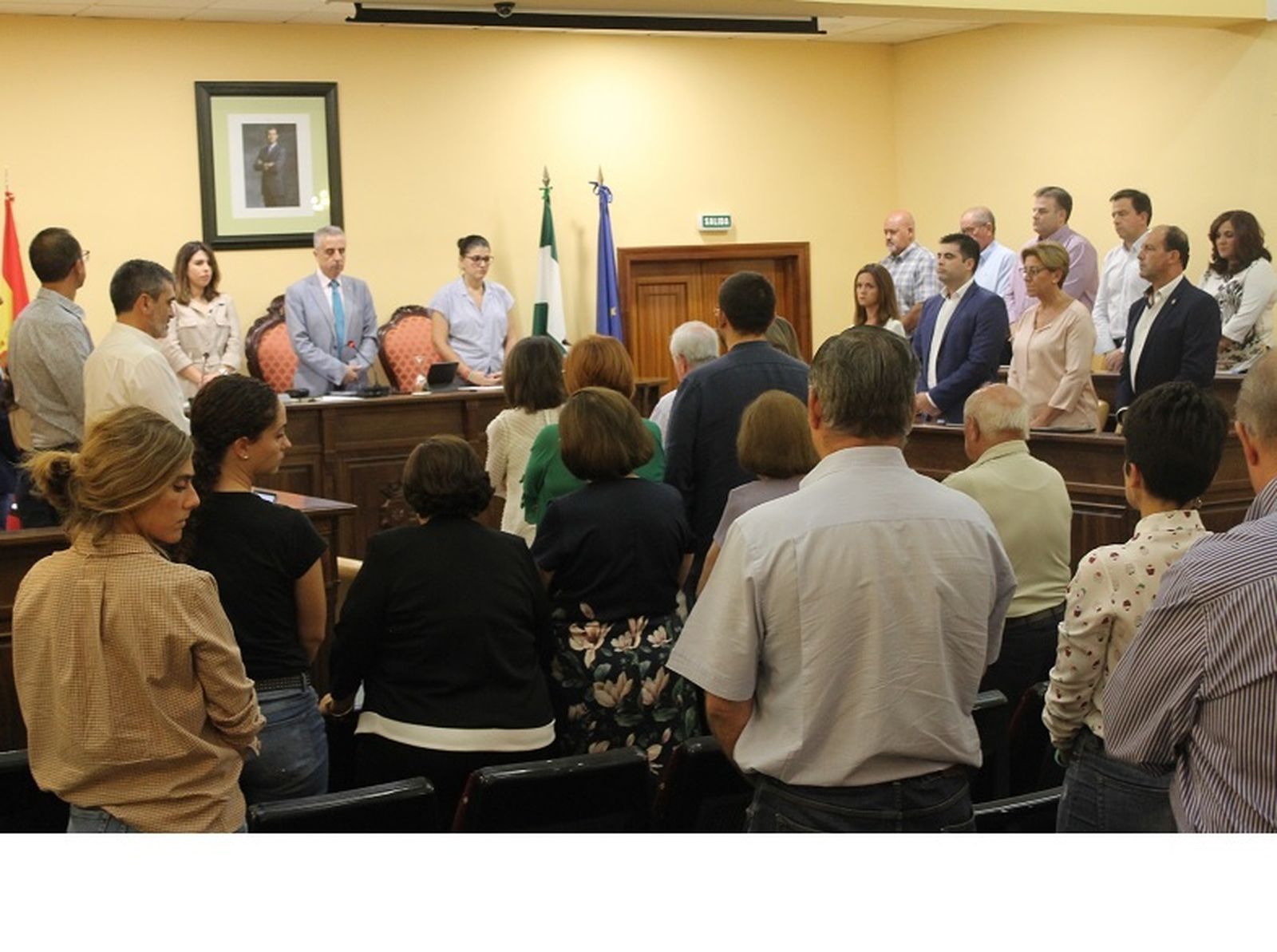 Minuto de silencio al inicio de la sesión.