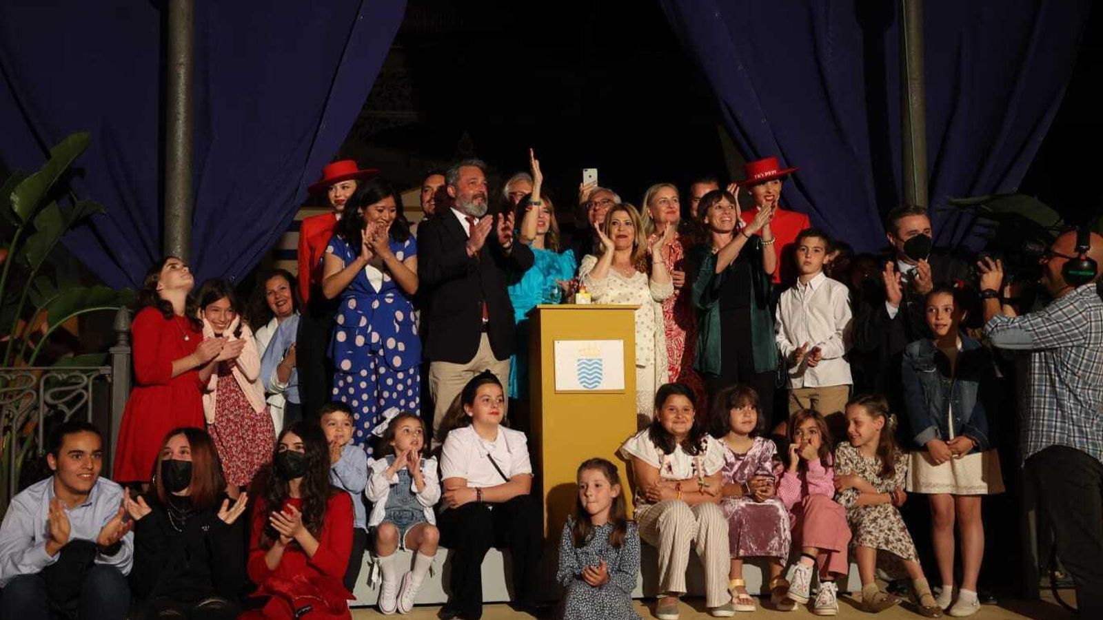 La alcaldesa junto a la diseñadora del cartel, tras el encendido del alumbrado.