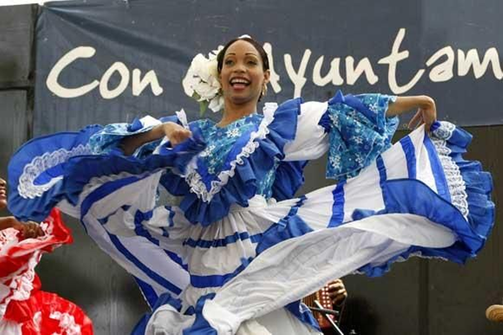 Los grupos participantes en el Festival desfilaron por el casco histórico de la capital para presentar sus bailes

Foto: Jose Braza-Lourdes de Vicente