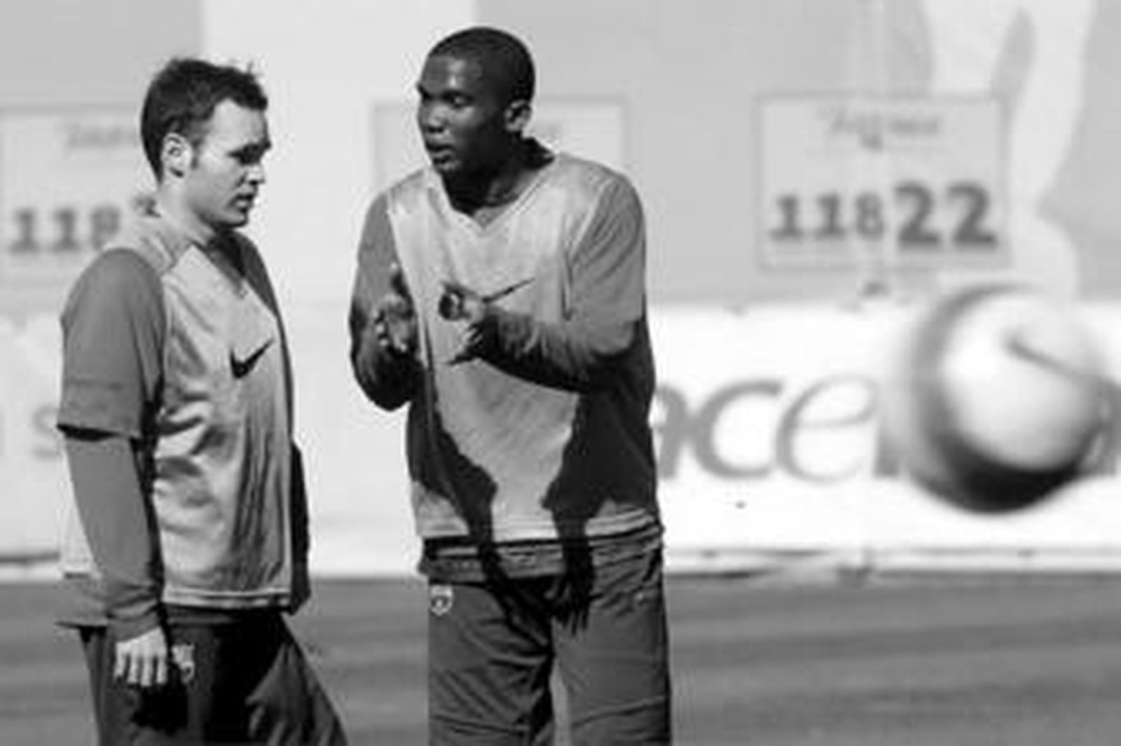 Iniesta, que charla durante un entrenamiento con Samuel Eto'o, espera estar recuperado la próxima semana.