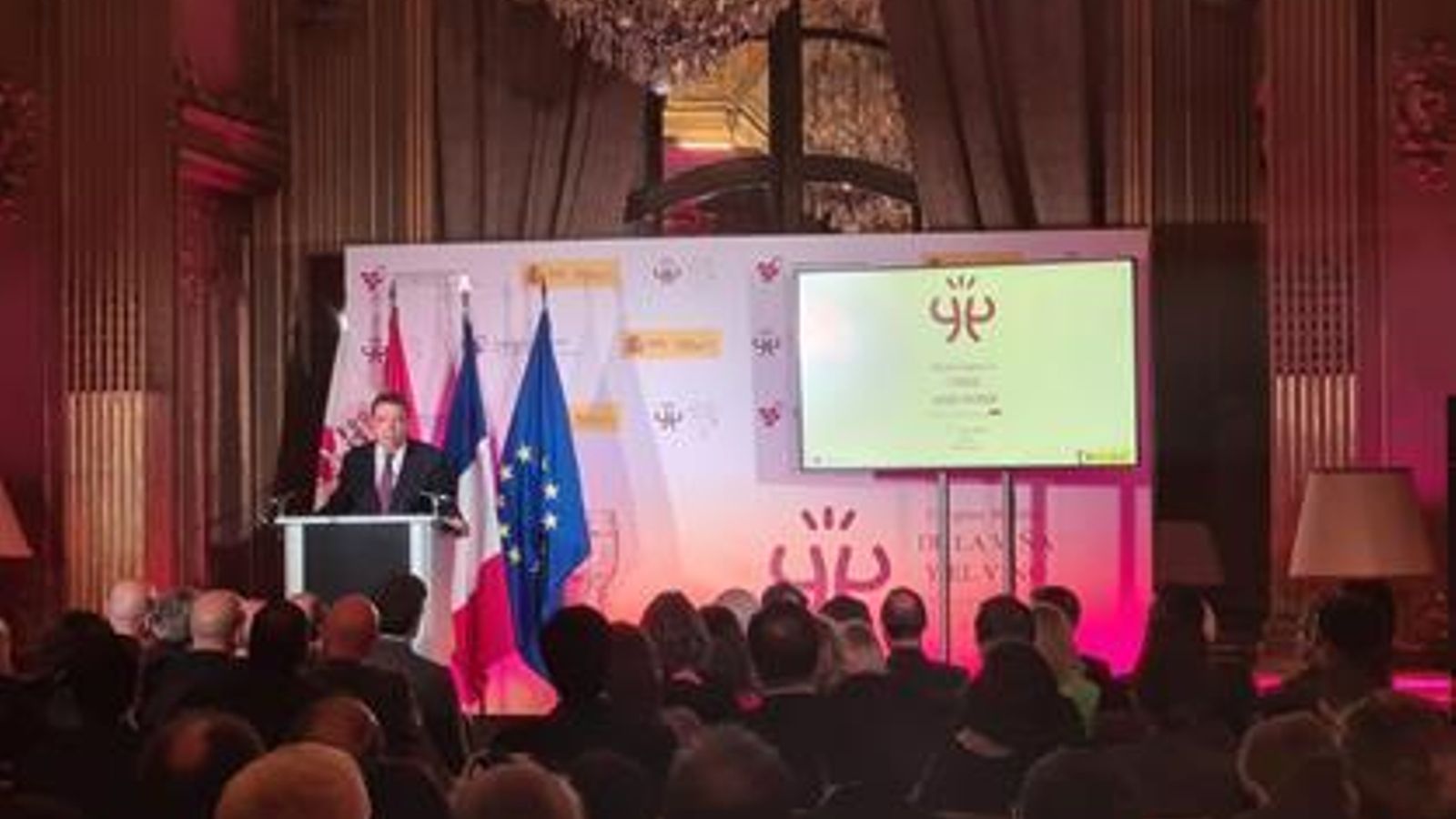 El ministro Luis Planas durante la presentación del Congreso Mundial de la Viña y el Vino en París.