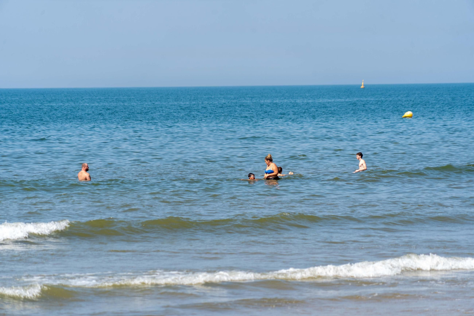 Una mañana de domingo en El Espigón, la playa de Huelva capital.