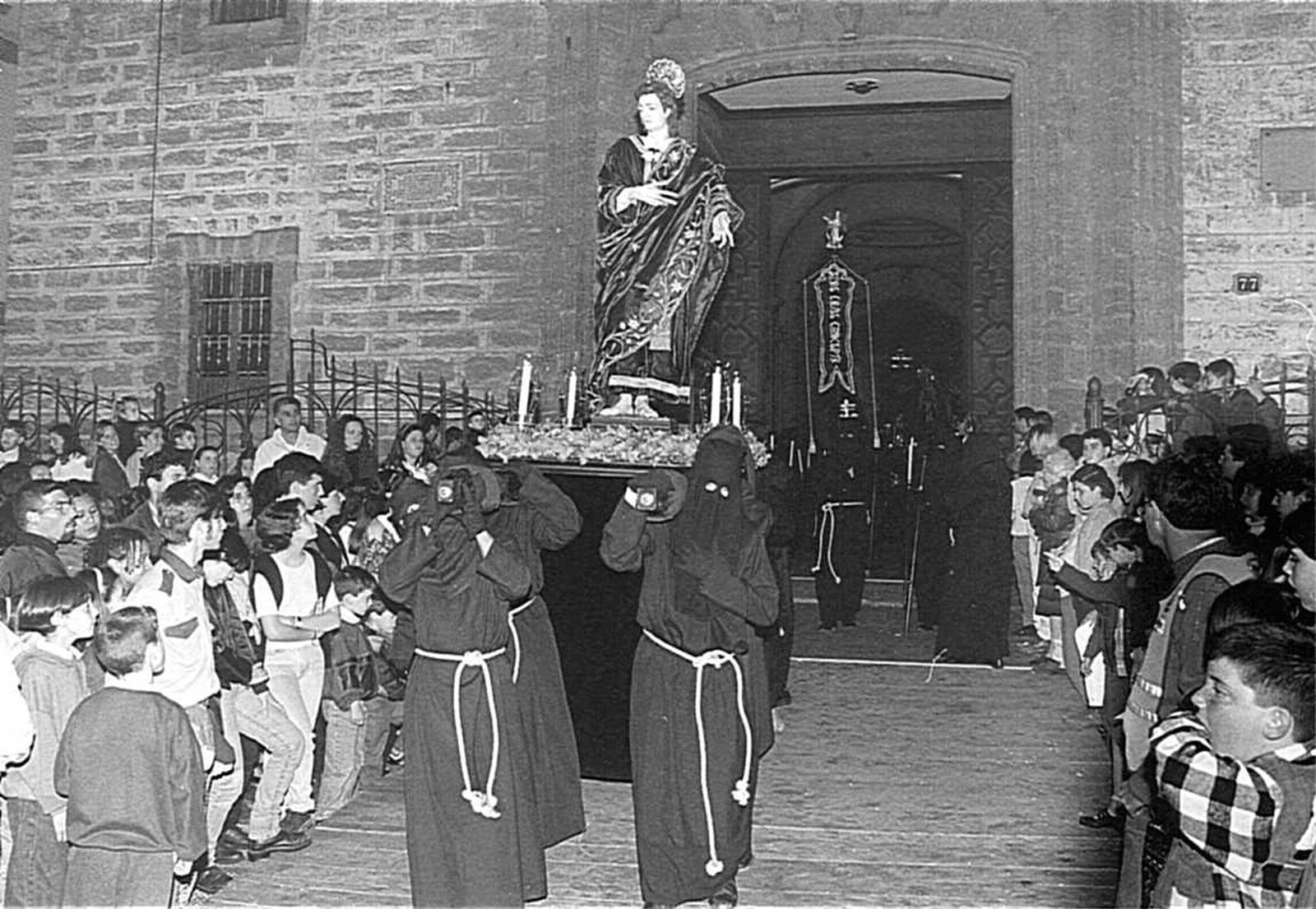 San Juan portado en parihuela en el cortejo de los Servitas, a mediados de los 90, en San Fernando