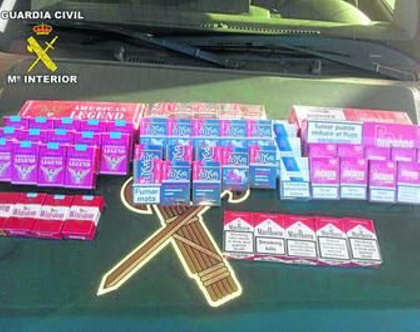 Algunas de las cajetillas localizadas por los agentes de la Guardia Civil. Algunas de las cajetillas localizadas por los agentes de la Guardia Civil.