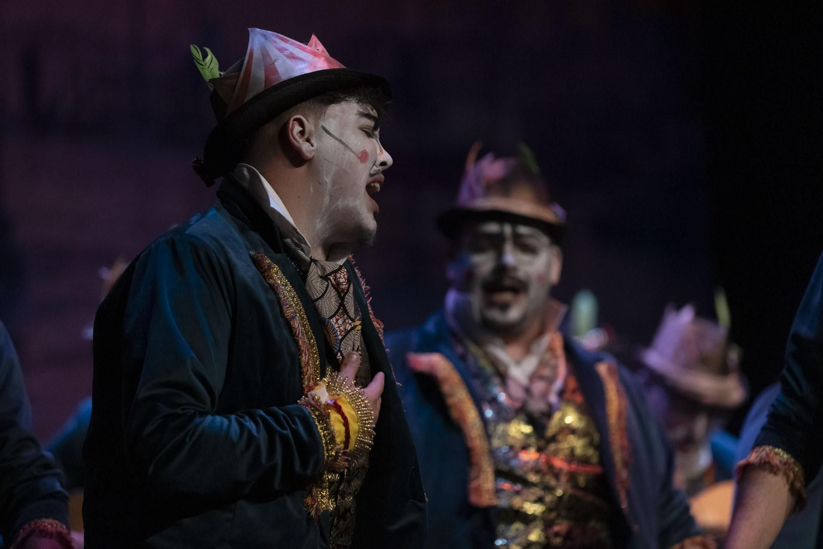 Imágenes de la actuación de la comparsa de Dos Hermanas ‘El teatro’ en el Carnaval Colombino