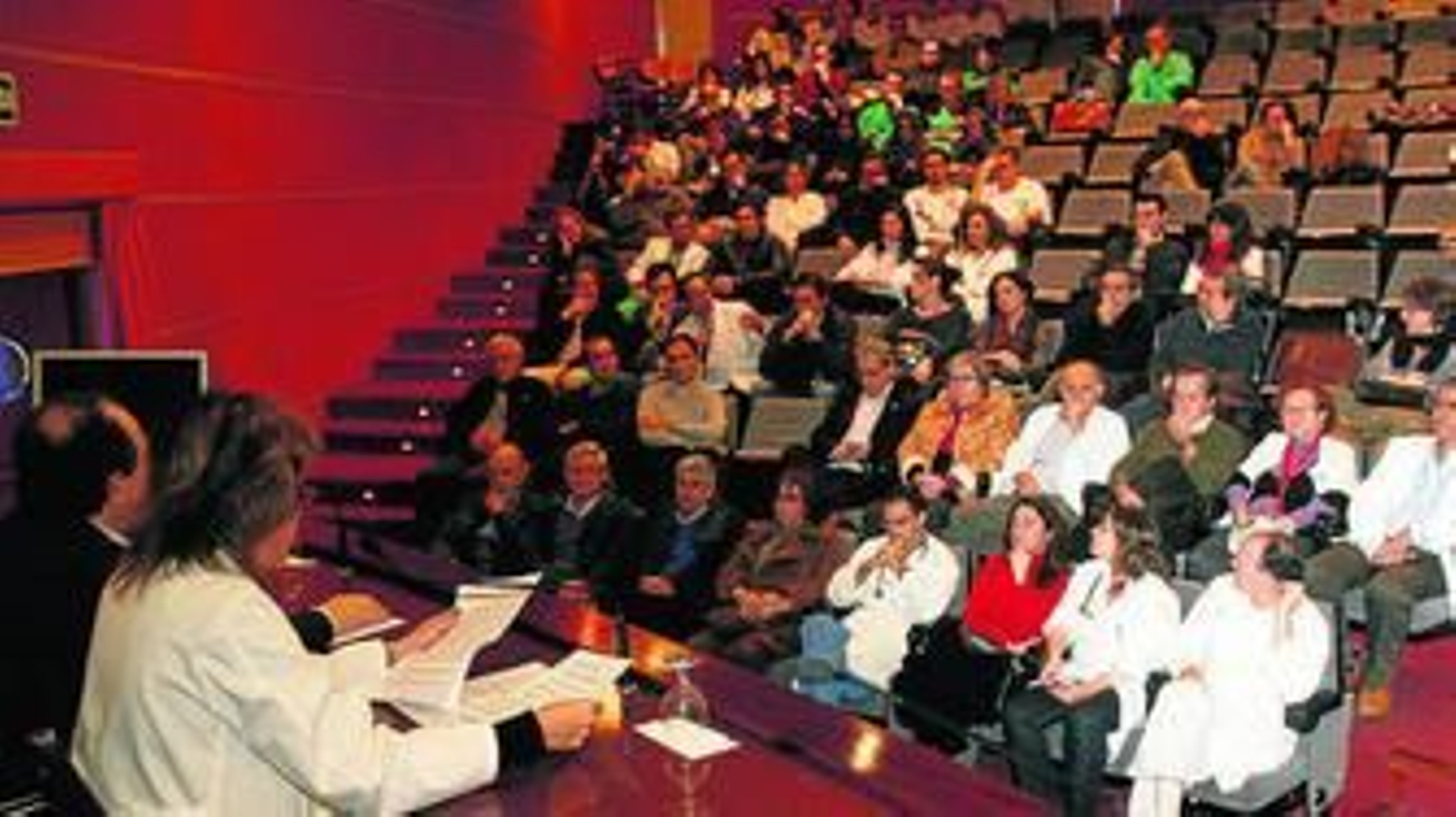 Médicos del Virgen del Rocío, durante la asamblea que celebraron ayer y en la que pactaron la huelga.