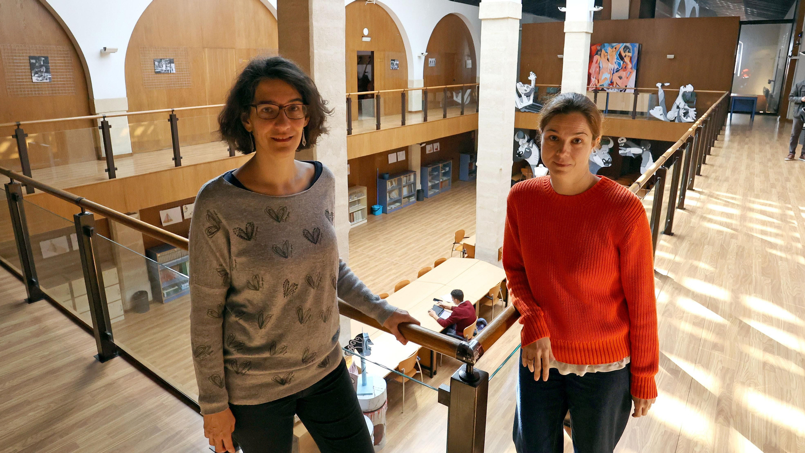 Begoña Roche y Muskilda Salar posan en el Conservatorio Joaquín Villatoro, junto a obras del proceso de creación del 'Romance'.