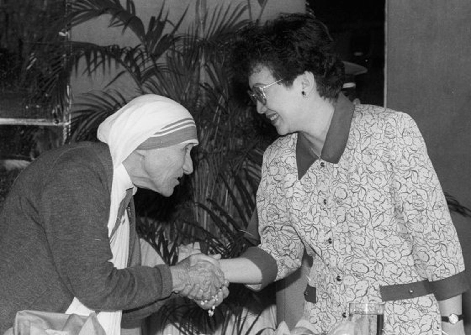La madre Teresa de Calcuta es recibida por Aquino en Manila en 1989. / AFP Photo · Reuters