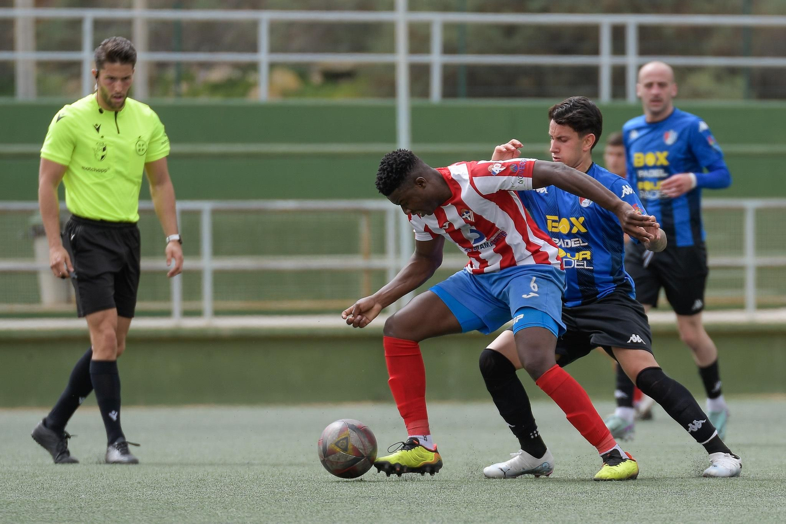 El rojiblanco Moussa trata de superar la presión de un rival en el encuentro de este domingo.