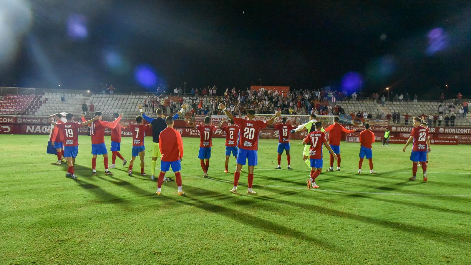 El Algeciras celebra su primera victoria.