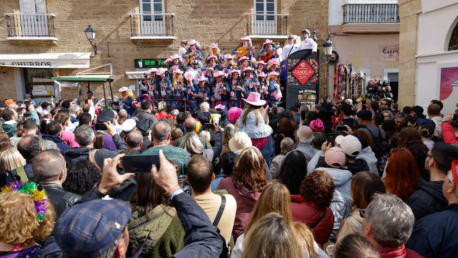 Las mejores imágenes del primer domingo de Carnaval de Cádiz