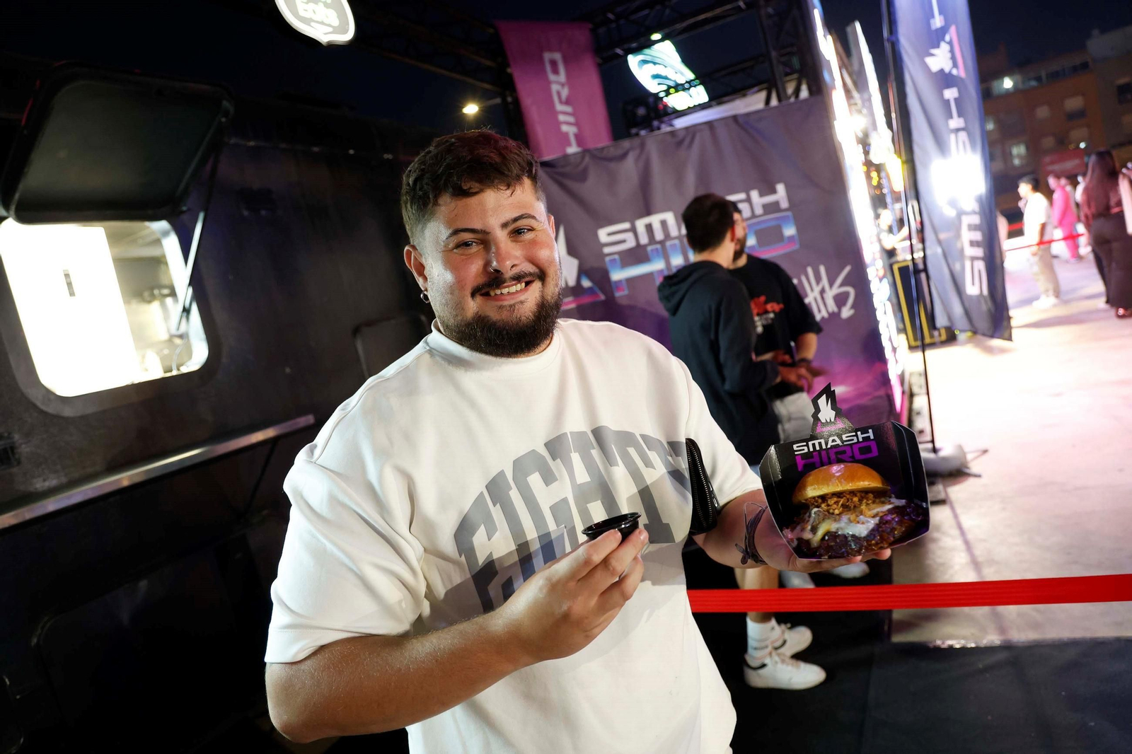 Un chico, con su hamburguesa en The Champions Burger en Algeciras.