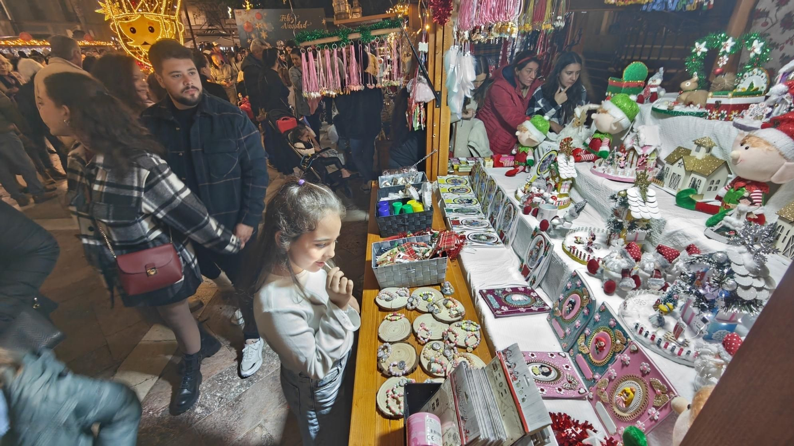Imágenes del mercado navideño de la Plaza de las Monjas