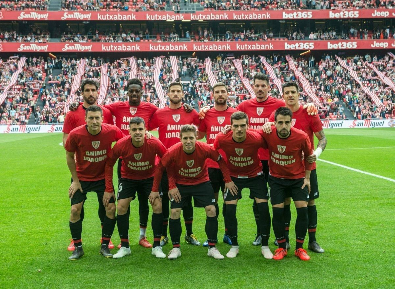 Los jugadores del Athletic portan camisetas de apoyo a Caparrós antes del inicio del partido ante el Rayo Vallecano.
