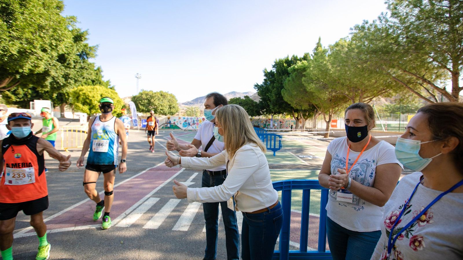 Las autoridades animan a los corredores.