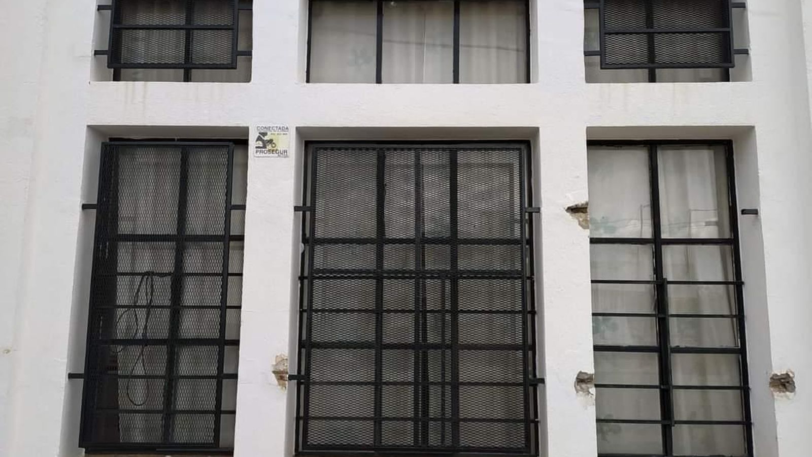 Reja arrancada en uno de los robos en La Barca.