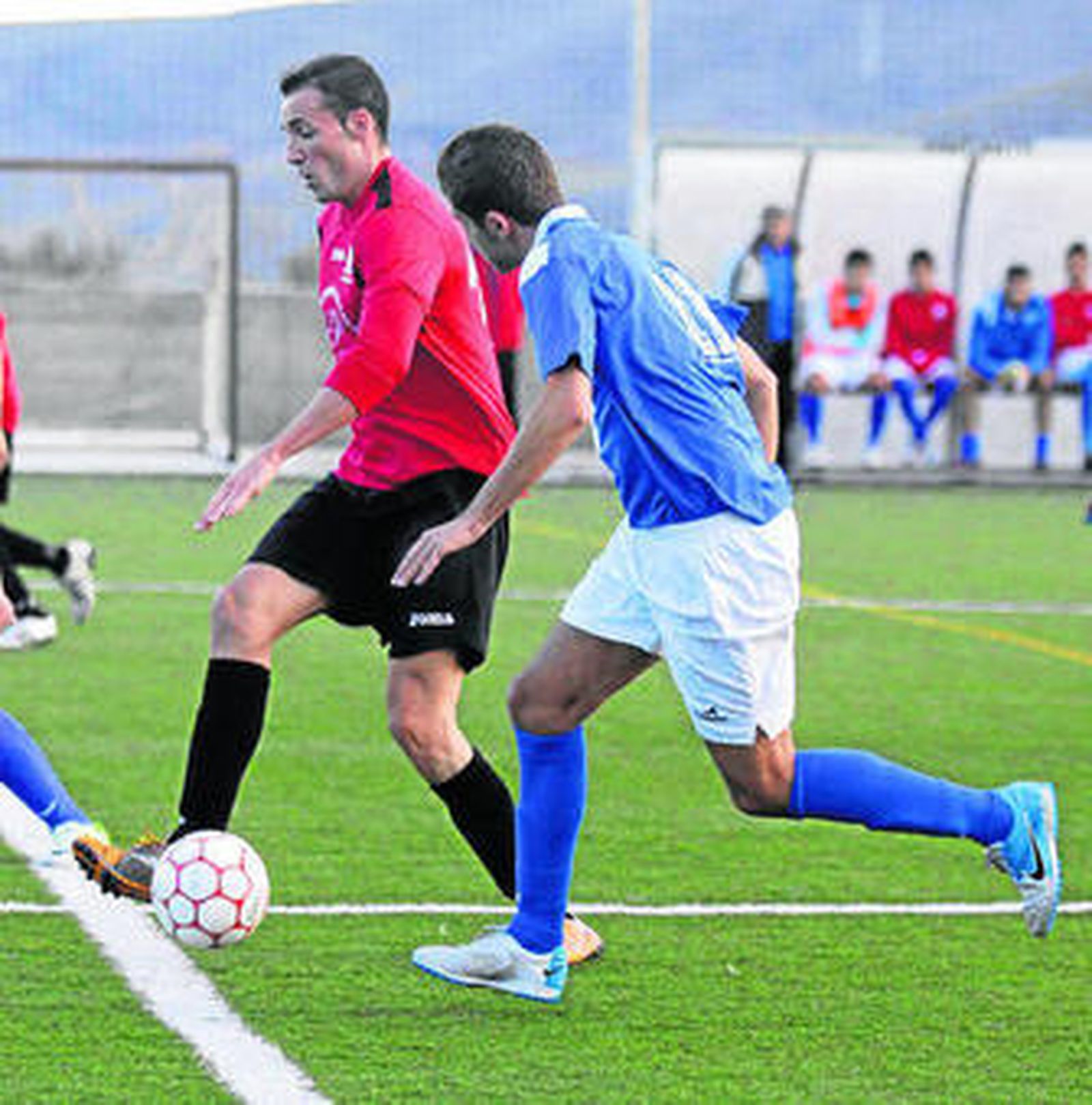 Diego Maldonado conduce el balón en el duelo de ayer.