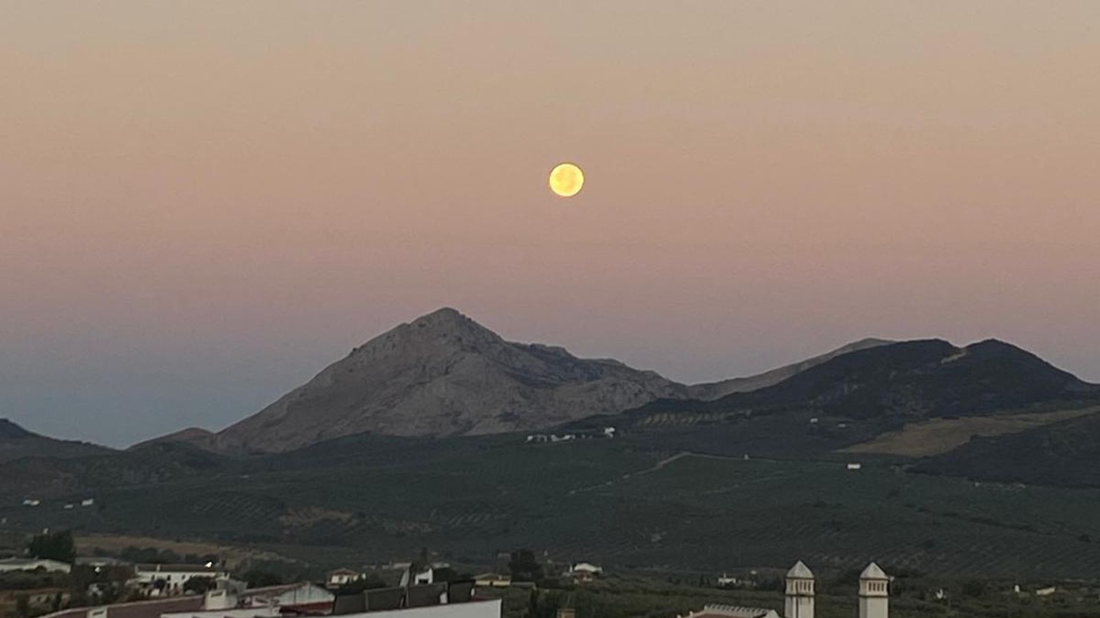 Una instantánea de la Superluna Azul esta mañana en Villanueva del Rosario