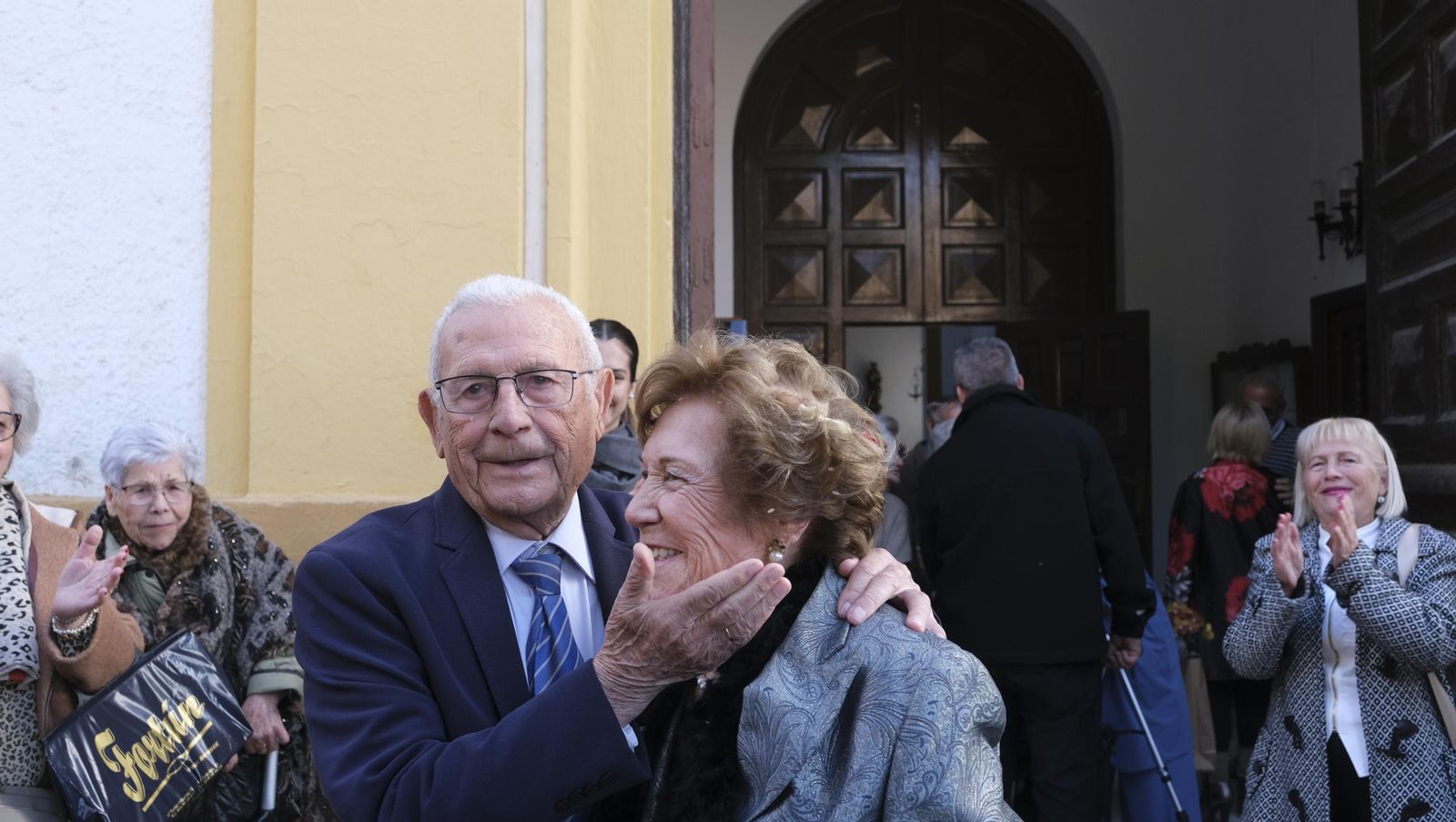 Brindis por 75 años de amor de Carmen y Roque, en imágenes