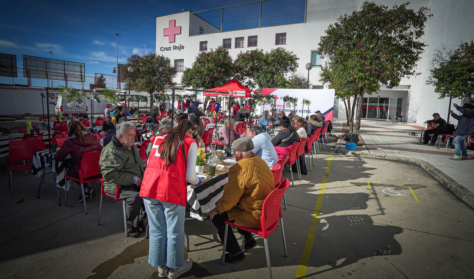 Imágenes del almuerzo navideño de Cruz Roja Jerez y Hacedores Cádiz para personas sin hogar