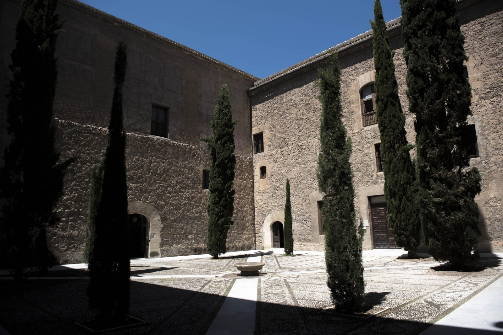 Patio del Hospital Real, sede del Rectorado de la Universidad de Granada.
