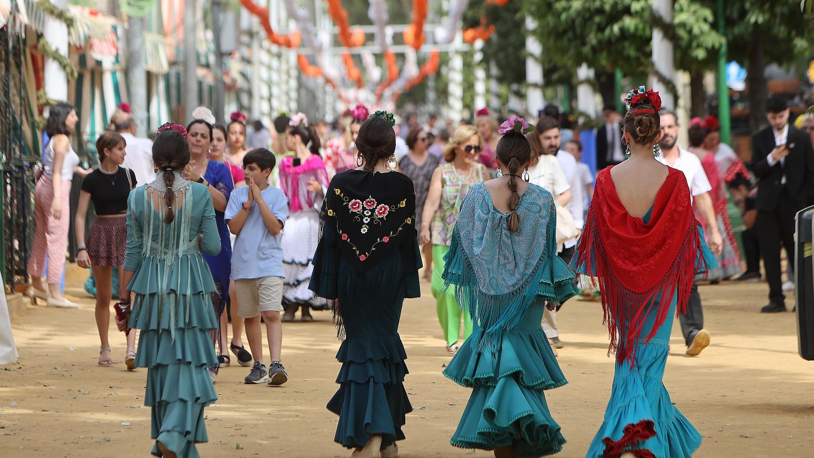 Cuatro flamencas pasean por el real.