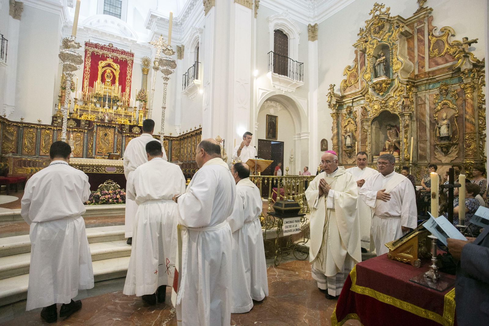 Procesión de entrada en la celebración de la misa de la novena de la Cinta.