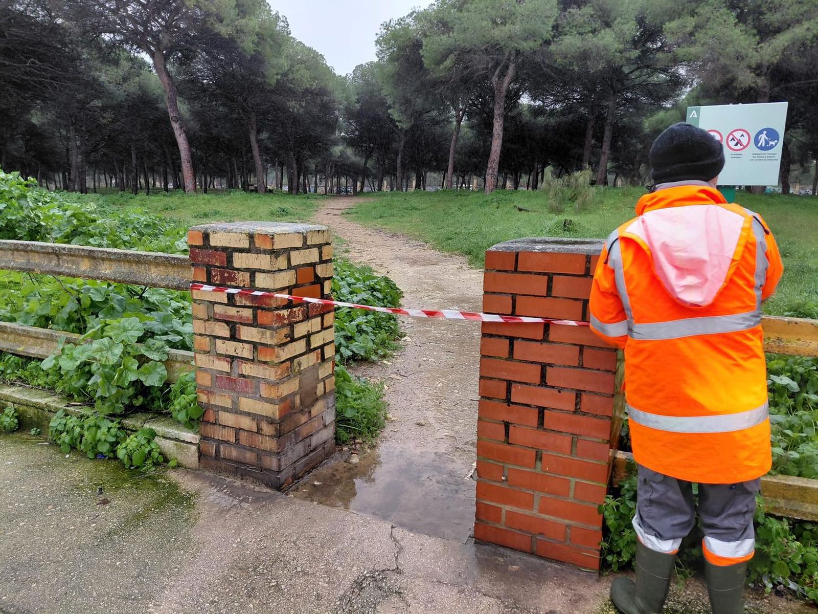 Operarios municipales procediendo al precinto de un parque.