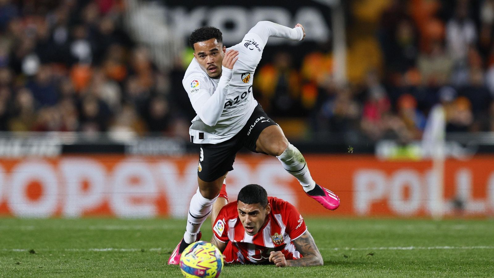 Samu Costa cae al césped y es sobrepasado por Kluivert