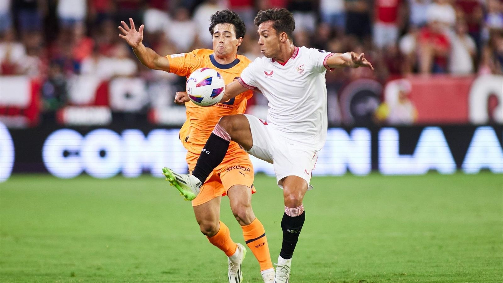 Óliver Torres trata de controlar un balón.