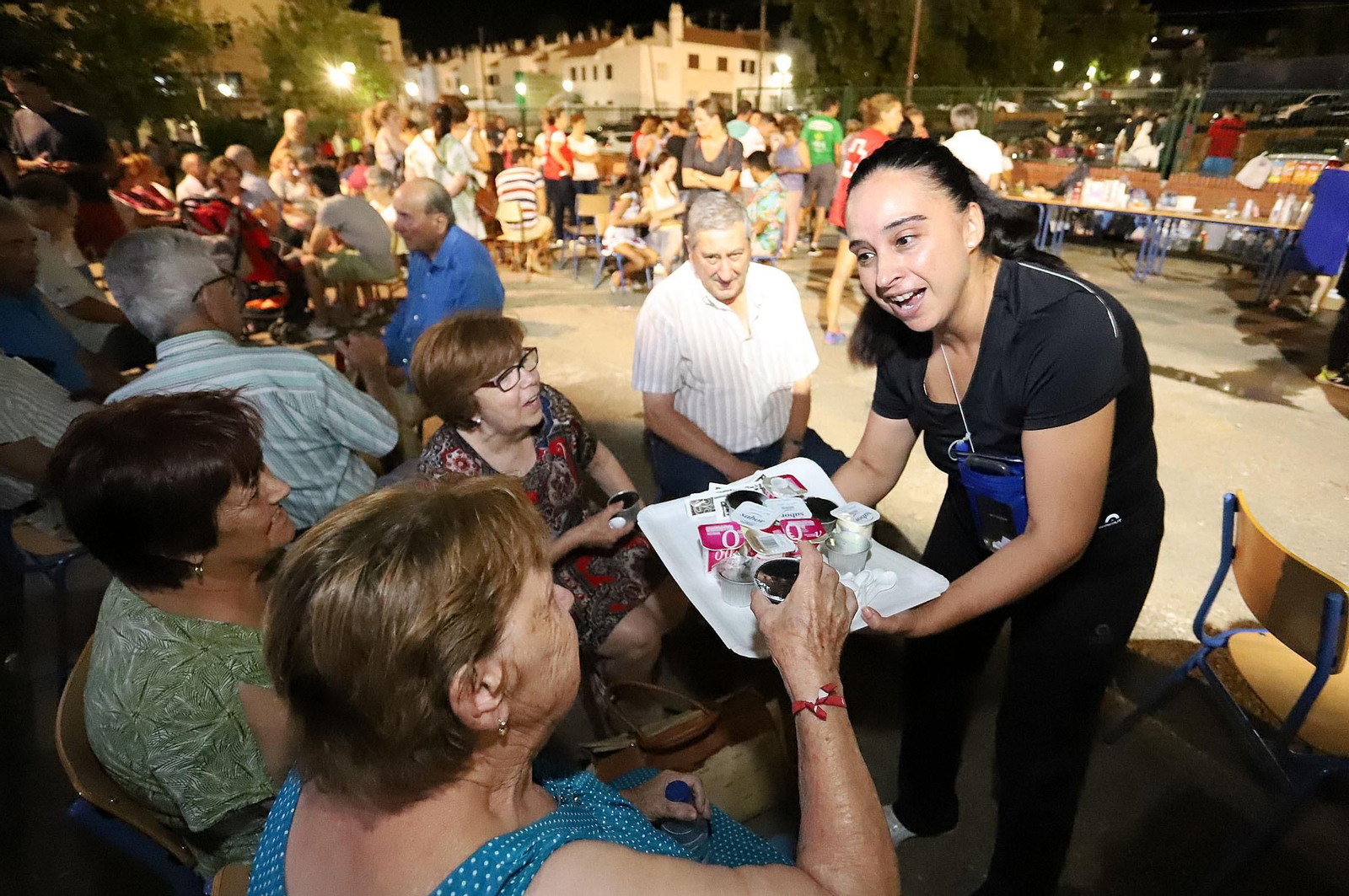 Imágenes de los evacuados de  Almonaster acogidos en Cortegana por el incendio