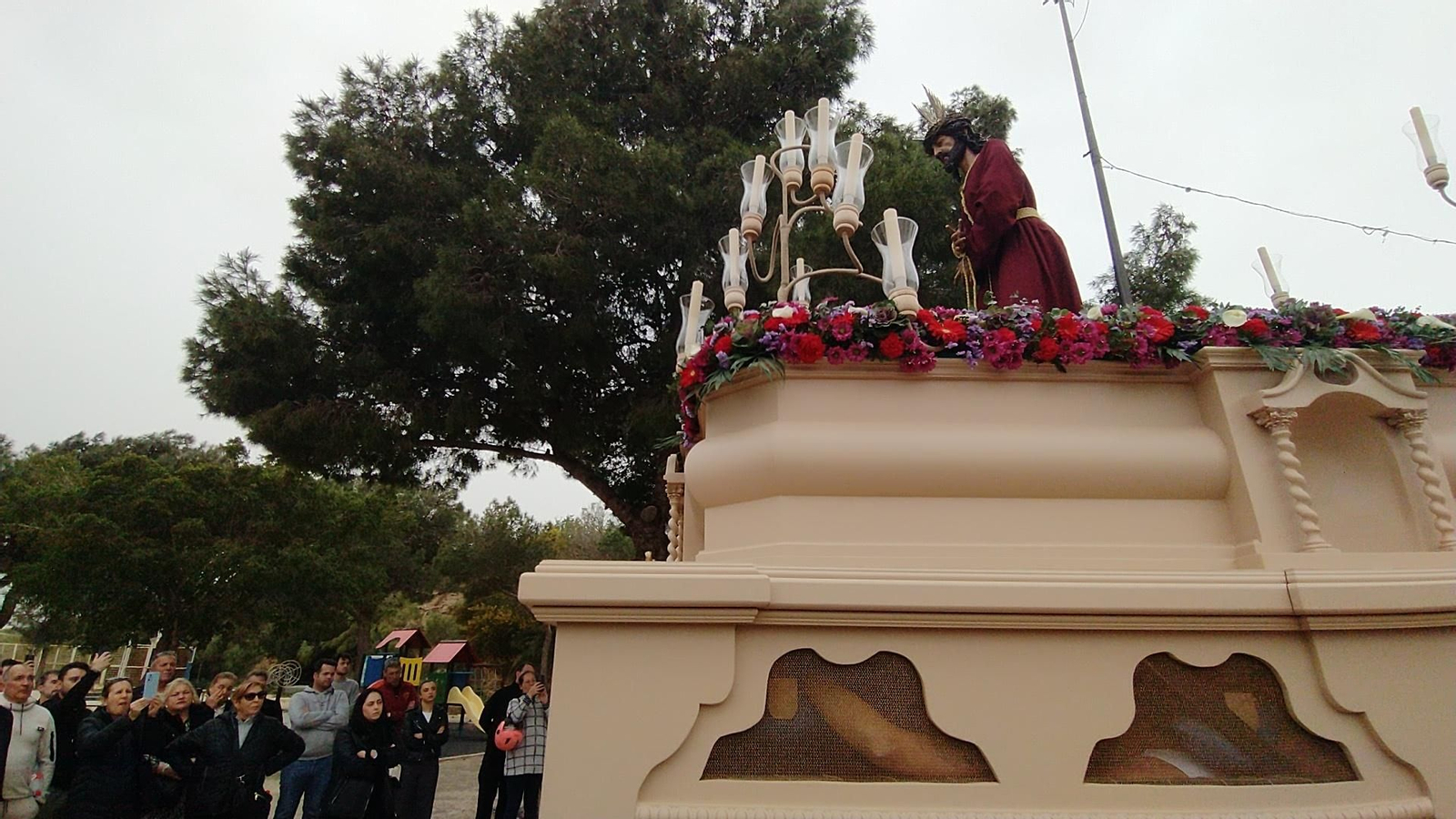 Las imágenes de la primera salida del nuevo Cristo de La Almadraba en San Fernando