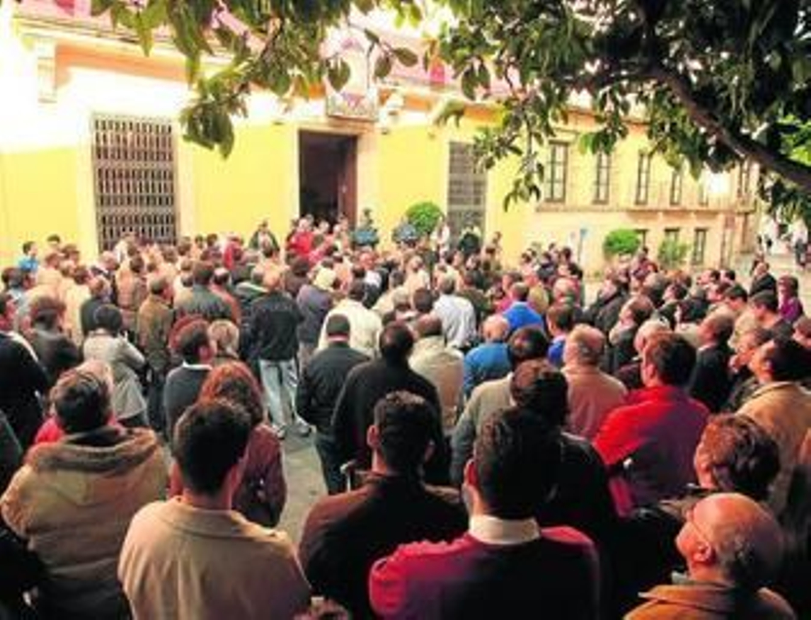 Concentración de trabajadores municipales ayer en el Ayuntamiento de Jerez.